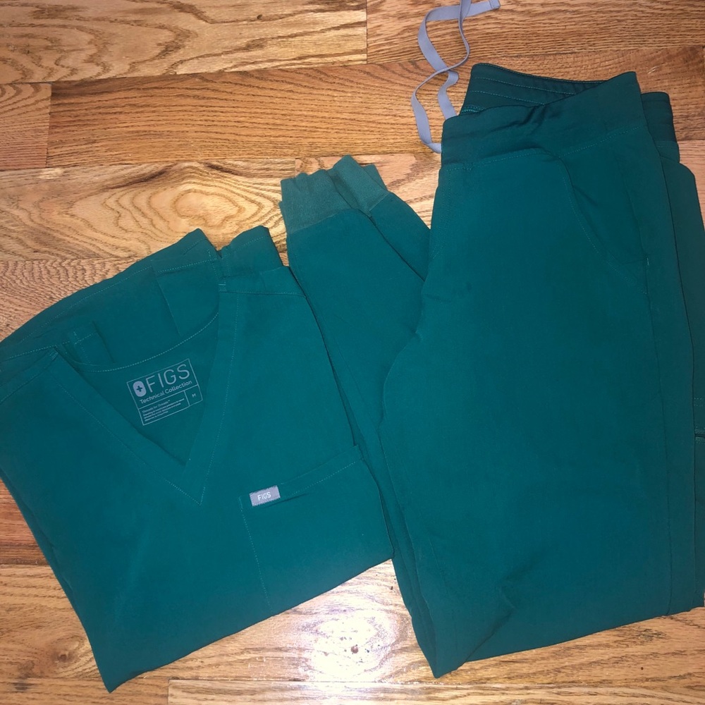 Hunter green women’s FIGS scrubs